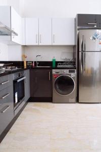 穆罕默迪耶Cozy New Studio in Mohammedia的厨房配有不锈钢冰箱和洗碗机