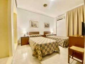 穆尔西亚文塔波多酒店的酒店客房设有两张床和钢琴