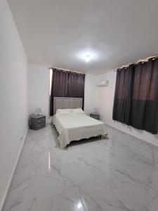 圣多明各Departamento Luna的一间卧室设有一张床,铺有大型大理石地板。