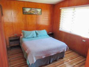 洛斯安赫莱斯CABAÑAS LOS CASTAÑOS的一间卧室设有一张床和一个窗口