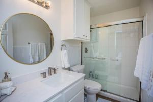 拉伯克7 beds Relax by Texas Tech & Hospitals Sleeps 10的一间带水槽、卫生间和镜子的浴室