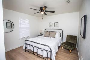 拉伯克7 beds Relax by Texas Tech & Hospitals Sleeps 10的一间卧室配有一张床、风扇和椅子