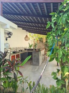 坎古丛林之家旅舍的室外厨房拥有蓝色的天花板和植物