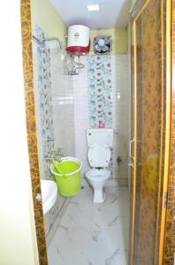 HowrahGoroomgo Dev Guest House Howrah, Kolkata的一间带卫生间和水槽的浴室