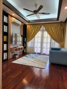 普特拉贾亚Mawar Singgah的客厅配有吊扇和蓝色沙发。