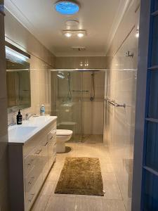 诺瑟姆Avon Homestay的带淋浴、盥洗盆和卫生间的浴室