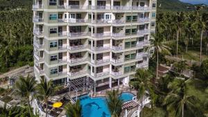 湄南海滩Koh Samui Tower的享有酒店空中景致,设有游泳池和棕榈树