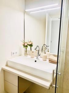 马略卡岛帕尔马Hotel-Apartment with big terrace的浴室设有白色水槽和镜子