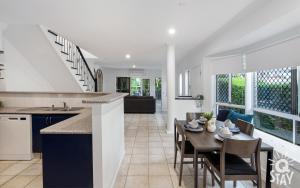 黄金海岸3 Bedroom Villa's in Surfers Paradise - Q Stay的厨房以及带桌椅的用餐室。