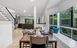 黄金海岸3 Bedroom Villa's in Surfers Paradise - Q Stay的一间带桌椅的用餐室