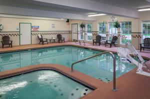 安克雷奇安克里奇快捷假日酒店的在酒店房间的一个大型游泳池