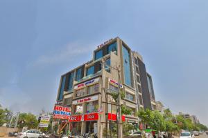 艾哈迈达巴德Hotel Shivaay的街道拐角处的高楼