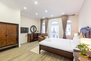 岘港L'amour Villa - Sauna & Pool的一间卧室设有一张床和一间客厅。