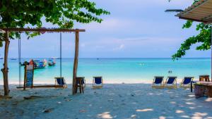 丽贝岛Lipe Garden Beach Resort的海滩上的一组椅子,与大海相连