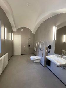 维斯普雷姆Ruttner Ház的大型浴室设有两个水槽和两个卫生间