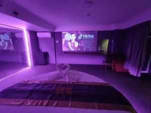 Cái RăngTina 2 Hotel的紫色客房,配有一张床和一台电视机