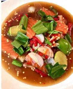 Amphoe Sawang Daen DinANGEL RESORT i的汤碗,有 ⁇ 鱼和其他蔬菜