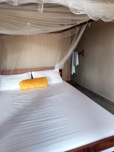 卡蒂马穆利洛NAMU Apartments的床上有黄色的毯子