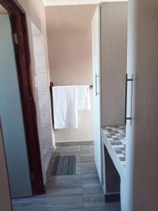卡蒂马穆利洛NAMU Apartments的浴室设有淋浴,窗户上配有毛巾