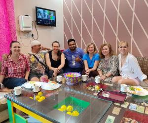 阿格拉Friends Home Stay - Agra的一群人坐在桌子旁