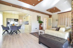布德瓦Villa Dragana的一间卧室设有一张床、一间客厅和一间厨房
