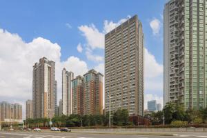 深圳深圳葵花酒店公寓的城市中一群高大的建筑
