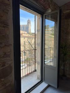 赫罗纳Precioso Girona largas estancias的享有大楼景致的窗户
