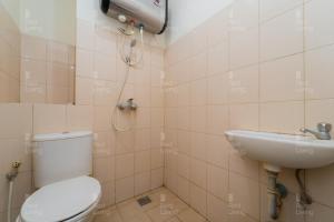 万隆RedLiving Apartemen Tamansari Panoramic - Rasya Room with Netflix的一间带卫生间和水槽的浴室