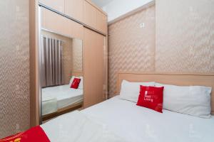 万隆RedLiving Apartemen Tamansari Panoramic - Rasya Room with Netflix的一间小卧室,配有一张床和镜子