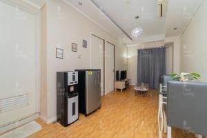 万隆RedLiving Apartemen Tamansari Panoramic - Rasya Room的客厅配有2台冰箱和1张桌子