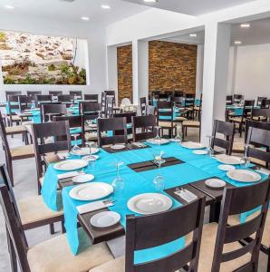 阿尔么丽亚HOSTAL CASA EMILIO的一间大餐厅,配有蓝色的桌子和椅子