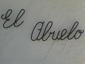马尔莫莱霍La Casa del Abuelo Jose的墙上有拉奇巴的标语