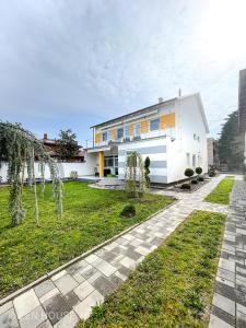 豪伊杜索博斯洛Zen House的白色的房子,有橙色的窗户和院子