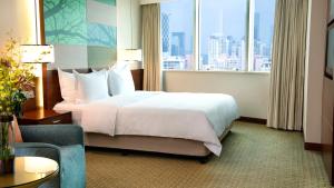 深圳深圳东华假日酒店的酒店客房设有一张床和一个大窗户