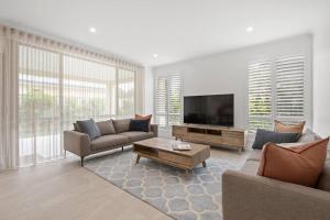 珀斯Modern Minimalistic Home 3BR的带沙发和电视的客厅