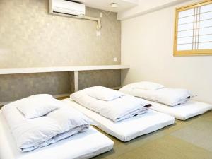 冲绳岛市Villa Awase 111 - Vacation STAY 21909v的一间医院间,配有三张床和空调