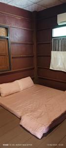 湄宏颂Chanmuang guesthouse的木墙客房的一张床位