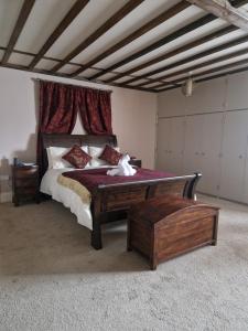 ShipdhamPrimroses, Wood Farm的一间卧室配有一张大床和一张木桌