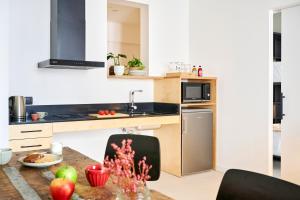 巴塞罗那格劳生态精品酒店的厨房配有苹果桌