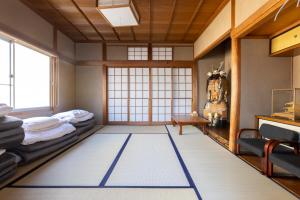 名古屋吃茶食堂旅舍的一间日式客房,地板上铺有地毯
