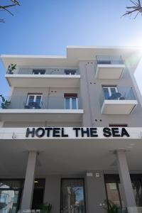 里米尼Hotel The Sea的建筑一侧的海标酒店
