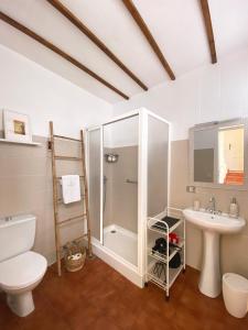 拉奥罗塔瓦Double Room, attached bathroom - Casa del Indiano的带淋浴、卫生间和盥洗盆的浴室