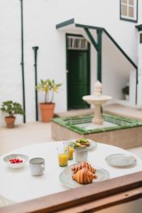 拉奥罗塔瓦Studio Canario with patio - Casa del Indiano的一张桌子,上面放着食物和饮料