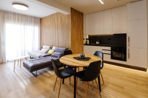 雅典Goudi 4th Floor Greece Apartments的客厅配有桌子和沙发