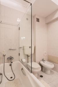 卡帕里卡海岸JOIVY Vibrant flat with balcony的带浴缸、卫生间和盥洗盆的浴室