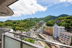 神户莫维尔阿瑞玛酒店的阳台享有城市美景。