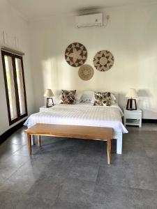 乌鲁瓦图Asri Villas Bingin的一间卧室配有一张大床和两盏灯。