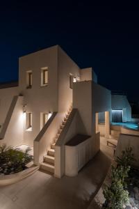 弗通Areos Luxury Suites的一座房子,晚上有楼梯通往