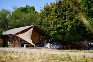 IngrandesGlamping Loire Valley的帐篷前面设有停车位