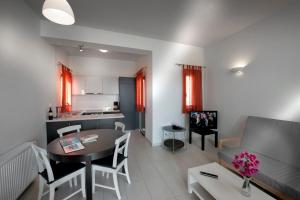 斯基罗斯岛Superior Villa Lino的厨房以及带桌子和沙发的客厅。